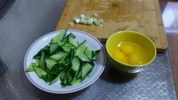 黄瓜片炒鸡蛋的做法步骤1