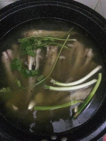 大骨汤炖小鲶鱼的做法步骤5