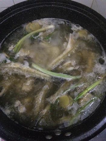 大骨汤炖小鲶鱼的做法图解6