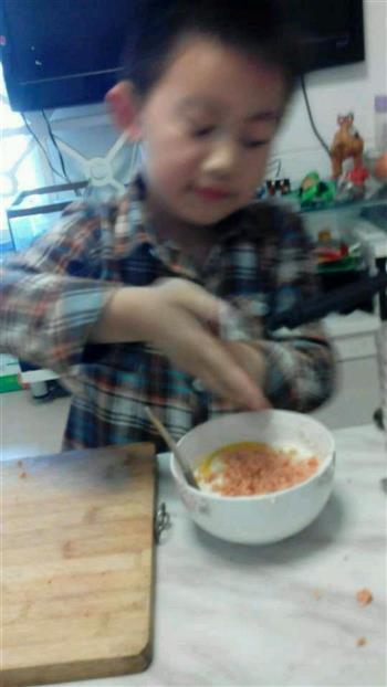 7岁半孩子自制鸡蛋火腿煎饼的做法图解3