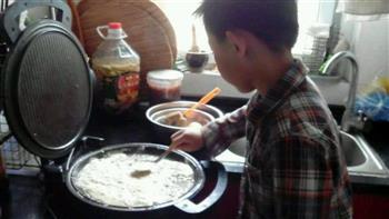 7岁半孩子自制鸡蛋火腿煎饼的做法图解4