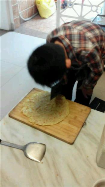 7岁半孩子自制鸡蛋火腿煎饼的做法图解6