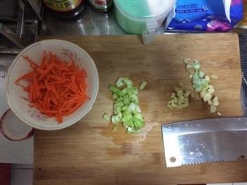 胡萝卜丝蛋炒饭的做法步骤1