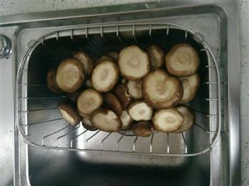 烤香菇鲜嫩多汁，烤箱菜的做法步骤2