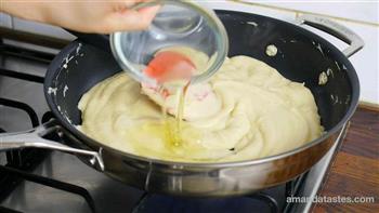 不用转换糖浆的莲蓉蛋黄月饼的做法步骤3