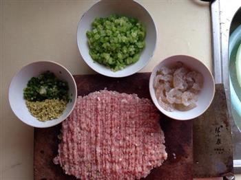 芹菜猪肉虾仁馄饨的做法步骤1