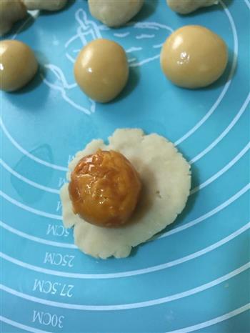 广式蛋黄莲蓉月饼的做法步骤8