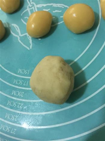 广式蛋黄莲蓉月饼的做法图解9