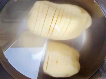 黑椒培根风琴土豆 烤箱菜的做法步骤4