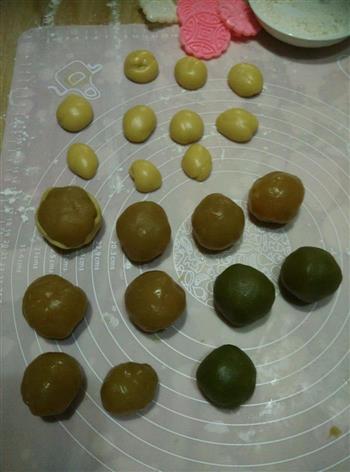 广式莲蓉月饼的做法步骤2