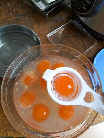 酥到掉渣的蛋黄酥    7个分量的做法步骤2