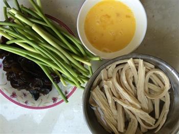 腐竹，木耳，蒜薹，鸡蛋大杂烩的做法步骤1