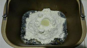 黑芝麻核桃仁奶香面包的做法步骤3