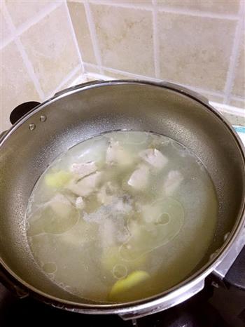 红烧排骨配青菜排骨汤的做法图解1