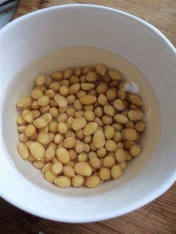 黄豆炖猪蹄的做法步骤1