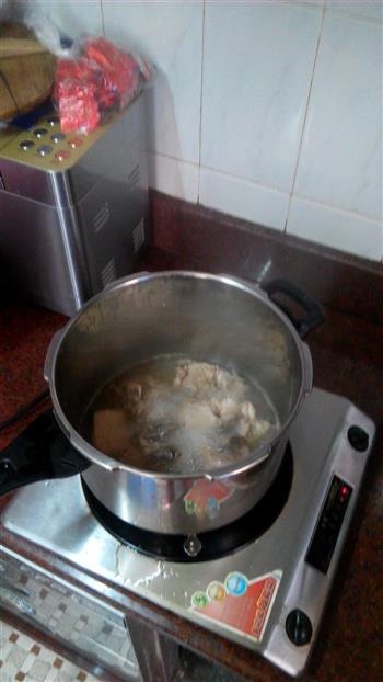 苦瓜黄豆骨头汤的做法步骤2