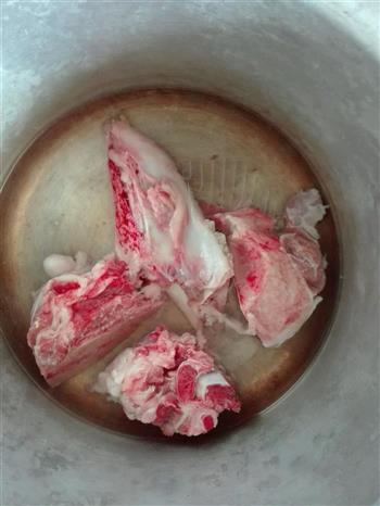 冬瓜白玉菇猪头骨汤的做法图解1