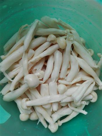 冬瓜白玉菇猪头骨汤的做法图解3