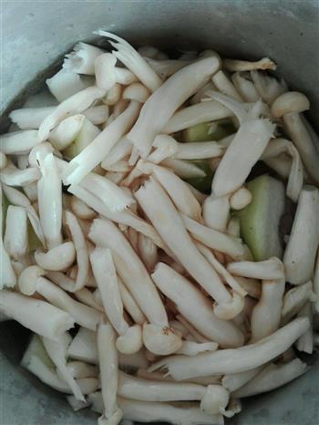 冬瓜白玉菇猪头骨汤的做法图解4