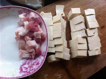 豆腐烧肉的做法图解1