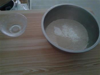 手工全麦面包的做法步骤1