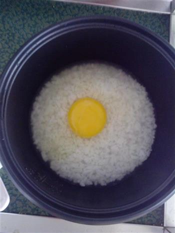 早餐鸡蛋粥电饭锅的做法步骤1
