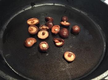 香菇焖炒米饭的做法步骤1