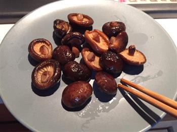 香菇焖炒米饭的做法步骤2