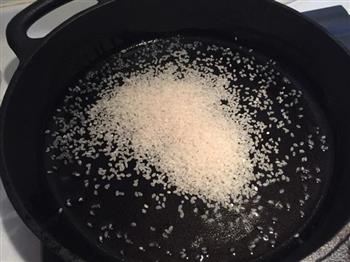 香菇焖炒米饭的做法步骤3