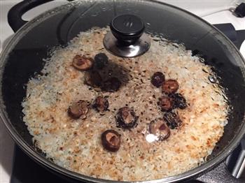 香菇焖炒米饭的做法步骤6