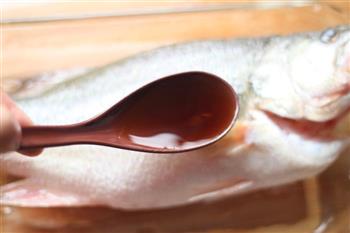 清蒸鲈鱼原汁美味蒸出来的做法步骤6