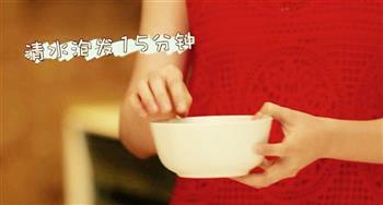 温润可口 牛奶银耳红枣汤的做法步骤1