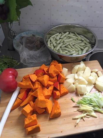南瓜土豆烩菜的做法图解1