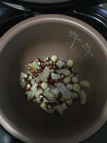 芡实莲子百合茯苓汤的做法步骤2
