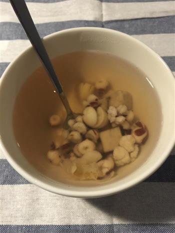 芡实莲子百合茯苓汤的做法图解3
