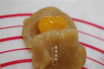 露浓霜简-蛋黄白莲蓉月饼的做法图解7