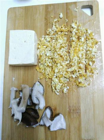 早餐香菇豆腐鸡蛋蒸饺的做法图解2