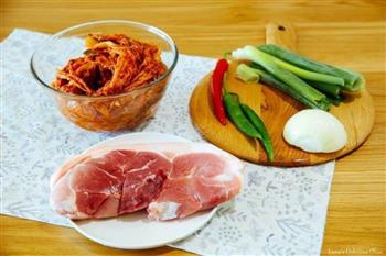 韩国泡菜猪肉锅的做法步骤1