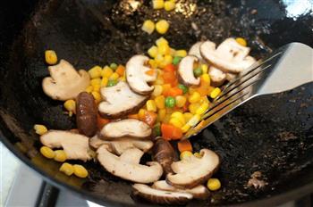 粒粒喷香的香菇牛肉焖饭的做法图解4