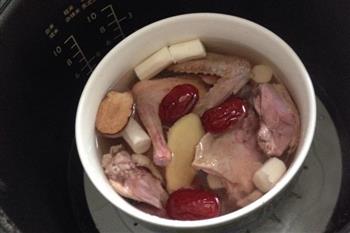 山药红枣鸽子汤的做法步骤2