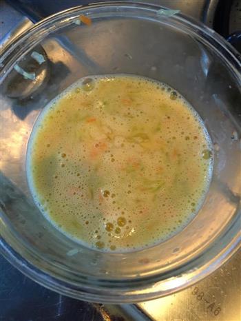 宝宝餐—丝瓜鲜虾菌菇汤+黄瓜胡萝卜糊塌子的做法步骤1