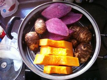 椰浆牛奶水果龟苓膏三色芋圆西米露的做法步骤2