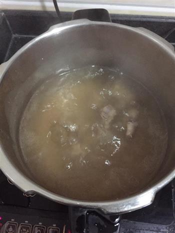 简易版的红菇排骨汤的做法图解2
