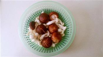 娃娃菜菌菇汤的做法步骤1