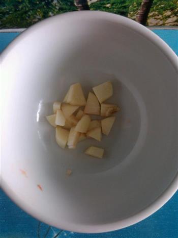 火腿肠红椒炒玉米粒的做法图解1