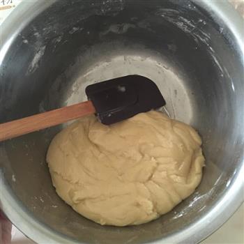 广式低糖莲蓉蛋黄月饼的做法步骤4
