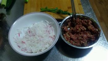 牛肉丸子萝卜丝粉丝汤的做法步骤1