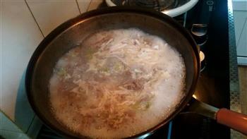 牛肉丸子萝卜丝粉丝汤的做法步骤2