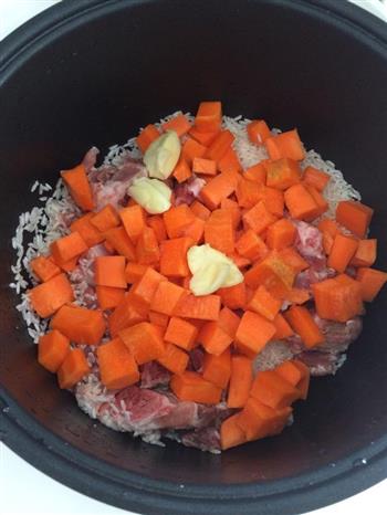 胡萝卜排骨焖饭的做法图解1