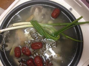 藕枣莲子排骨汤的做法步骤12